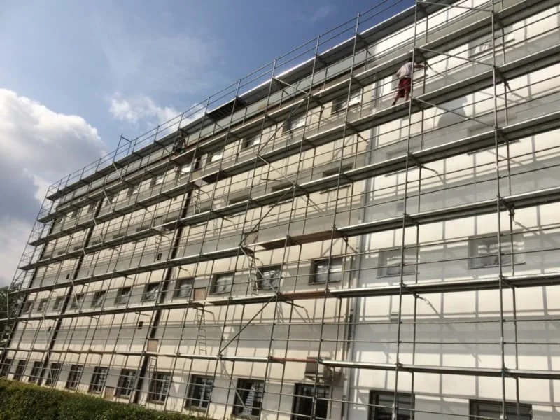 Lešení na fasádě administrativního objektu v Praze