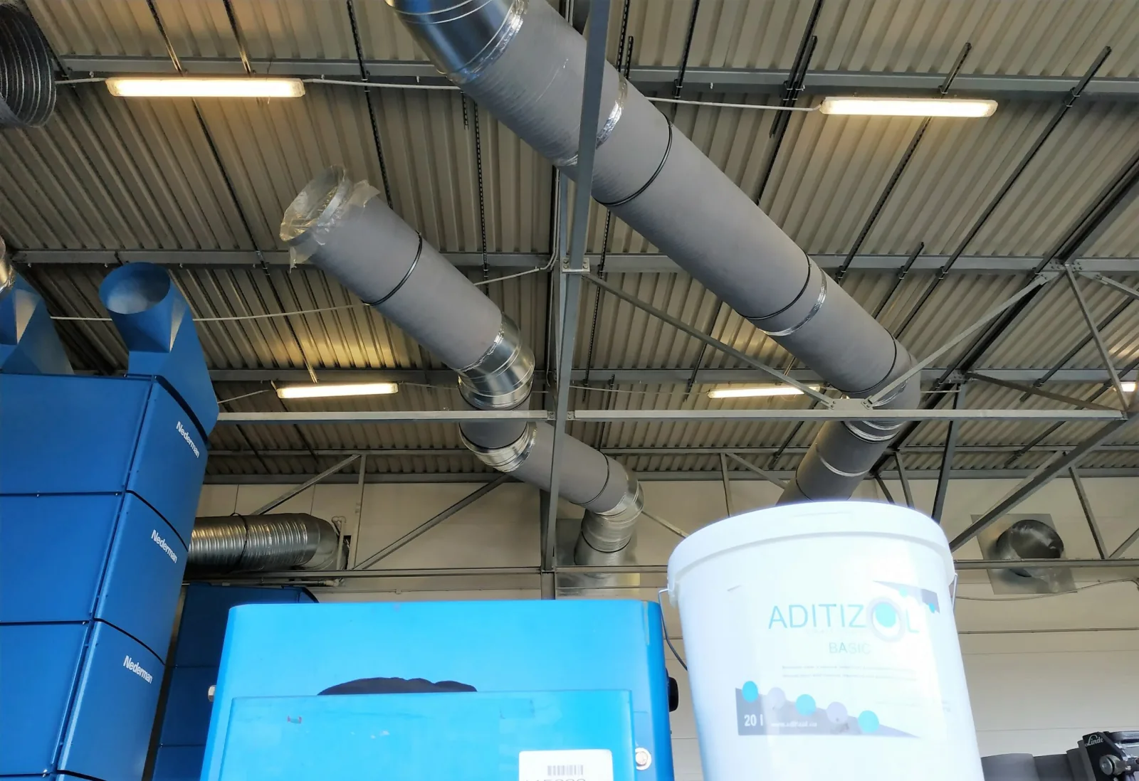 Montáž izolace na klimatizační potrubí Lear Corporation
